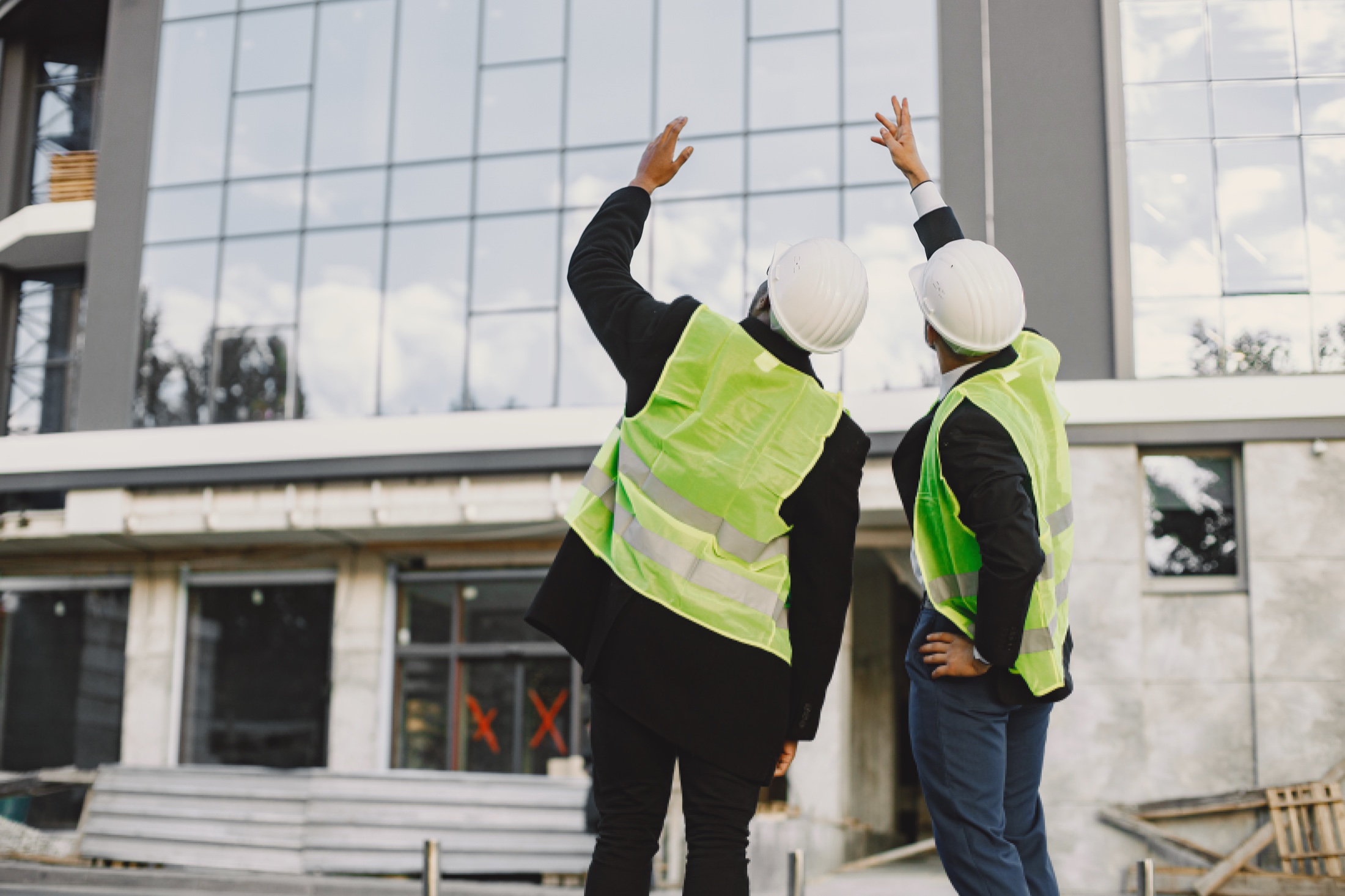 Équipe de construction devant un bâtiment contemporain